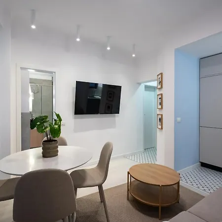 Apartment Perfect Base - Steps From Piata Universitatii Bucharest