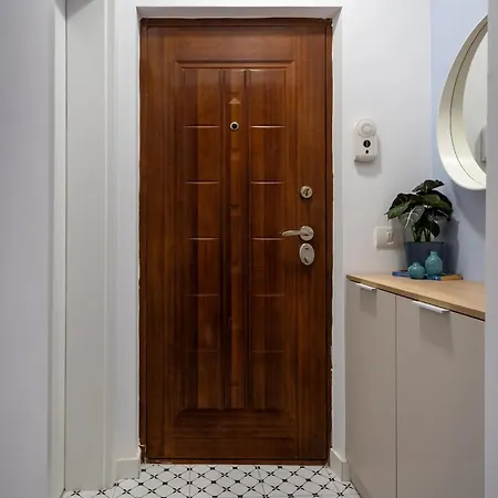 Perfect Base - Steps From Piata Universitatii